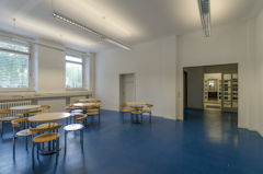 Bild zeigt den Wartebereich mit Sitzgelegenheiten im Erdgeschoss des Arbeitsgerichts Pforzheim vor der Rechtsantragstelle und den Sitzungssälen.