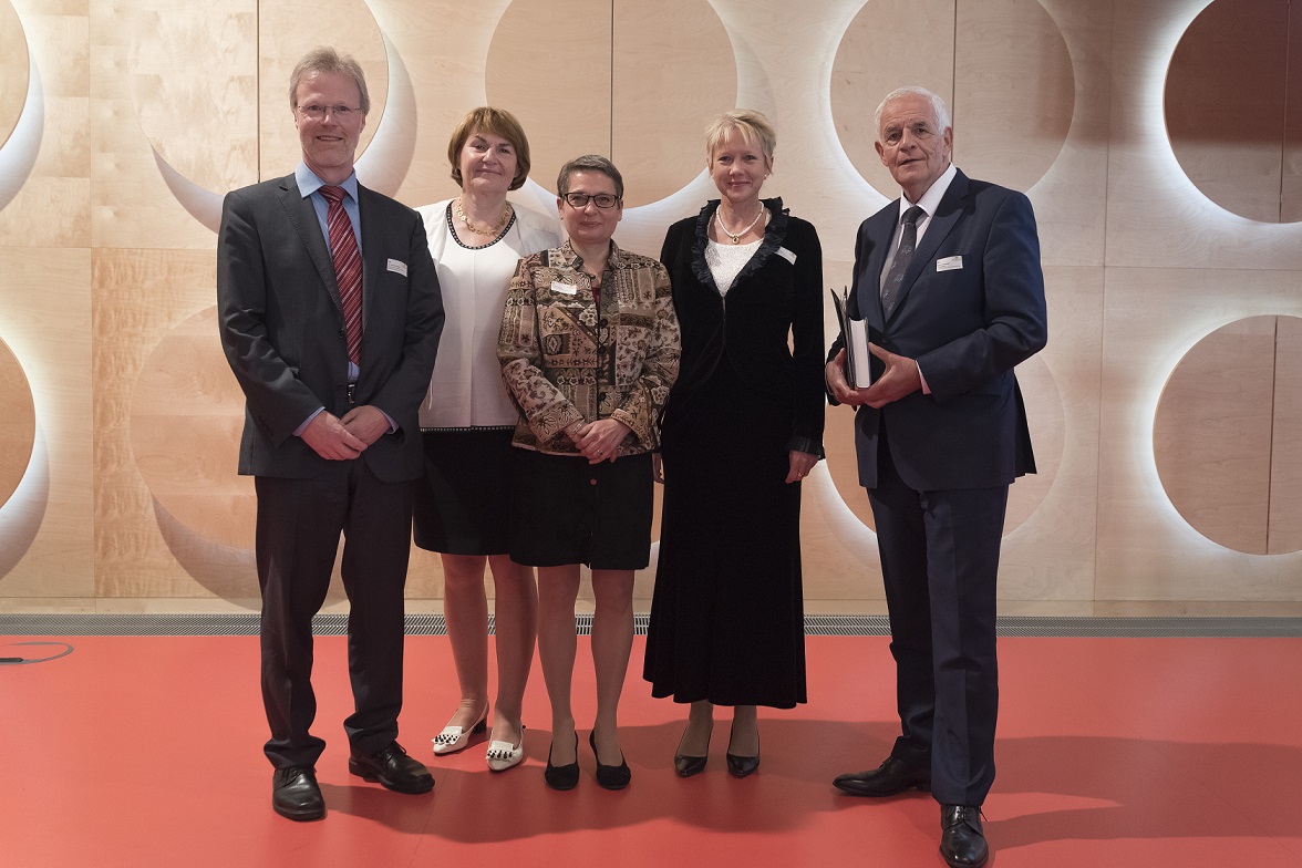 Das Bild wurde beim Jubiläum 60 Jahre Arbeitsgerichtsbarkeit im Hospitalhof aufgenommen. Es zeigt (v.r.n.l.) Justizminister Rainer Stickelberger, Ministerialdirektorin Inken Gallner, Präsidentin des BGH Bettina Limperg, Präsidentin des BAG Ingrid Schmidt, Präsident des LAG Dr. Eberhard Natter