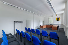 Bild zeigt einen Blick in den großen Sitzungssaal des Arbeitsgerichts Pforzheim